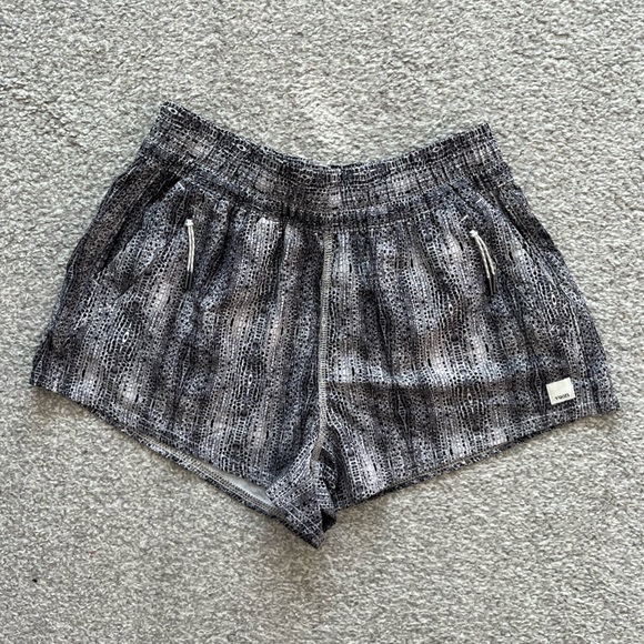 Vuori Pants - Like New Vuori Dash Womans Shorts Size XS in Black and White Snakeprint